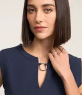 Blusa musculosa azul marino de crepé con cuello redondo y escote en V con aro metálico.