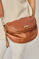 Bandolera de cuero celeste con correa de cinta regulable, forro de algodón, cierre central y bolsillo trasero con cierre.