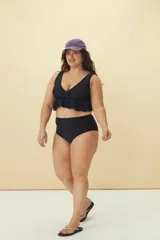 Top de bikini negro con escote en V cruzado y volados en el ruedo.