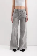 Pantalón de jean gris de corte acampanado.