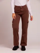 Pantalón jean cargo color verde esmeralda, de corte recto y tiro alto. Presenta bolsillos laterales con solapa y bolsillos traseros.