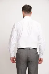 Camisa negra de vestir, de corte clásico, con cuello italiano y mangas largas.