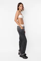 Conjunto de ropa interior de satén blanco, compuesto por un corpiño de aro media copa con breteles regulables y cierre trasero de tres posiciones, y una bombacha de tiro alto con elástico fruncido en la cintura y broches a presión en la entrepierna.