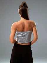 Top bandeau plateado brillante.