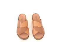 Sandalias de cuero color caramelo con tecnología Antistress. Presentan tiras anchas cruzadas sobre el empeine y plantilla anatómica de PU con acción antibacteriana.