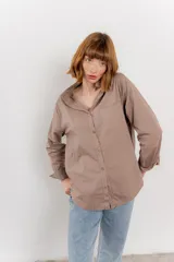 Camisa celeste de algodón con corte clásico, manga larga y bolsillo en el pecho.