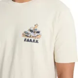 Remera color crema con estampado en el pecho de un auto con tablas de surf y el texto "Roark".
