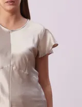 Blusa color naranja óxido de satén, marca Alex & Lili. Manga corta amplia con volados. Corte bajo el busto. Espalda con abertura ojal y botón.