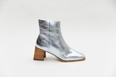 Botas cortas de cuero negro con cierre lateral y taco de madera.