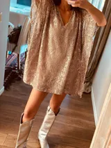 Vestido suelto de encaje color dorado con lentejuelas, escote en V y mangas cortas.