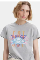 Remera gris de algodón con cuello redondo y estampado frontal con el logo de Levi's y el número 501 en colores azul, naranja y rosa.