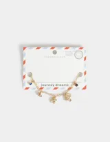 Pulsera dorada de cadena fina con dijes colgantes de corona, taza de té, oso de peluche y cristal azul.