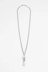 Collar de acero plateado con cadena de eslabones finos y dije de borla metálica.