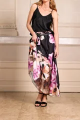 Falda larga de seda estampada con flores y elástico en la cintura.