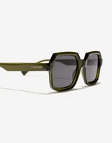 Lentes de sol unisex Hawkers modelo Minimal Max, con montura geométrica color verde salvia y lentes grises.