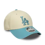 Gorro New Era 9FORTY con visera curva, de dos tonos: corona beige claro y visera turquesa. Presenta el logo bordado de los Los Angeles Dodgers ("LA") en color turquesa en el frente.