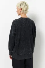 Buzo de manga larga color verde militar, con puños elastizados y cuello clásico.