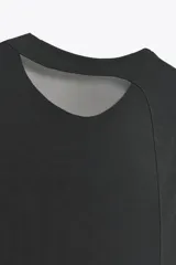Vestido largo negro de cuello redondo y sin mangas. Tejido combinado a tono en espalda.