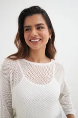 Sweater negro de tejido calado con mangas 3/4 y escote amplio.