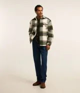 Remera blanca de media malla con cuello redondo, manga corta y textura vertical.