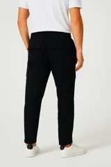 Pantalón cargo negro de corte holgado, con cintura elástica ajustable con cordón, bolsillos laterales y bolsillos tipo parche con solapa en los muslos.