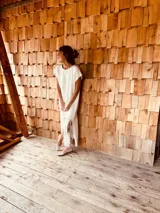 Vestido tejido color blanco con hilo metalizado, corte oversized, mangas cortas y flecos en el ruedo.