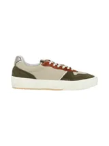 Zapatillas deportivas de cuero color beige, con detalles en marrón y verde.