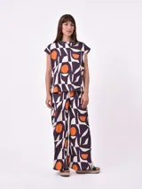 Remera negra con estampado abstracto en blanco.