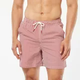 Short de baño rojo con rayas verticales blancas, cintura elástica y cordón ajustable.