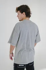 Remera color beige de corte holgado, con cuello redondo y bolsillo en el pecho.
