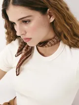 Top corto negro de manga corta, con cuello redondo y tejido acanalado.