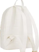Mochila blanca de nailon con diseño curvo, cierre de cremallera, asa superior y correas ajustables. Tiene un compartimento principal, un bolsillo interior abierto y un bolsillo exterior con cremallera. Incluye el logo de Tommy Hilfiger en dorado en el frente.