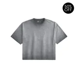 Remera gris de corte cuadrado con cuello redondo y mangas cortas.