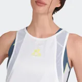 Musculosa deportiva Le Coq Sportif color blanco, con paneles laterales de malla en gris claro y logo de la marca en amarillo pálido en el pecho.