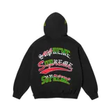 Hoodie negro con capucha y bolsillo canguro. Estampado en la espalda con la palabra "Supreme" en tres tipografías diferentes, en colores blanco, rojo y verde.