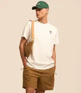 Bermuda color beige, con cintura elástica, cordón para ajuste, bolsillos laterales y trasero.