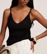 Musculosa color beige de punto canelado con hilo metalizado y escote en V.