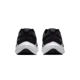 Championes de running Nike Quest 5, color negro con detalles en blanco y gris.