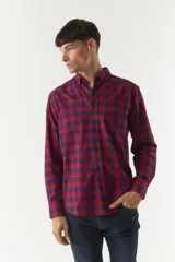 Camisa de viyela a cuadros rojos y azules, corte regular y logo bordado.