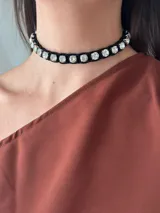 Gargantilla choker negra con strass plateado, cierre con cadena y ganchito para regular el largo.