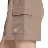 Shorts Adidas ESS C de dama color marrón, con cintura elástica ajustable con cordón, corte holgado, bolsillos laterales y logo bordado.