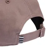 Gorra de béisbol Adidas color marrón claro con logo y tres rayas negras.