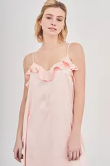 Vestido midi lencero color rosa pálido con estampado jacquard de animal print, breteles finos y escote en V con volados.
