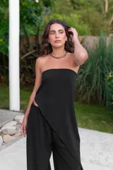 Top strapless negro con corte asimétrico y pantalón palazzo negro.