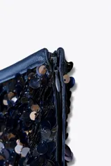 Minifalda azul marino cubierta de lentejuelas brillantes, con cintura alta y cierre lateral invisible.