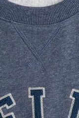 Buzo azul con cuello redondo y mangas largas. Estampado frontal con la frase "Atelier Paris".