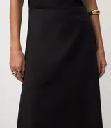 Pollera midi evasé color vino tinto, confeccionada en bengalina. Presenta un recorte horizontal en la parte delantera.