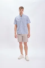 Bermuda casual de color visón, corte recto y largo hasta la rodilla.