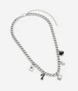 Collar de metal plateado con cadena de eslabones gruesos y dijes colgantes con motivos de casino: dados, cartas, tréboles y número 7.