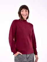 Sweater de punto color borgoña, con cuello alto y mangas largas.
